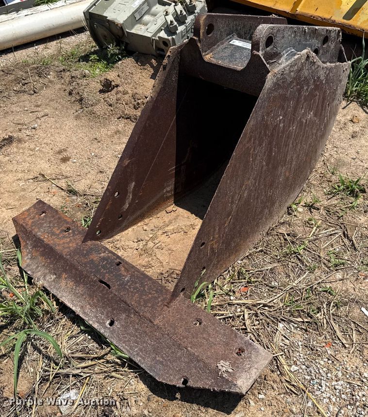 17" W excavator bucket - EG8093