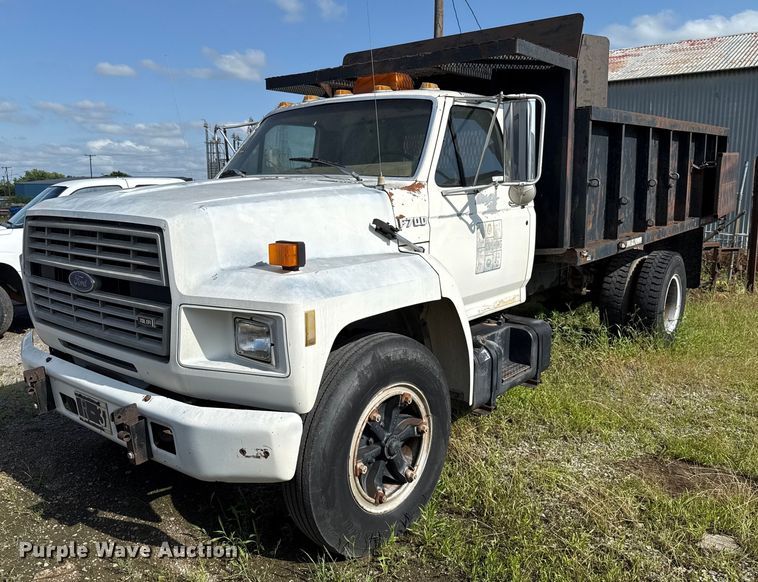 1993 Ford F700 dump truck - EJ4740