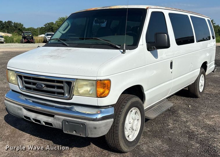 2004 Ford E350 Super Duty XL van - EJ7592