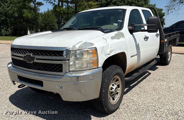 2011 Chevrolet Silverado 3500HD Crew Cab flatbed pickup truck - EM2606
