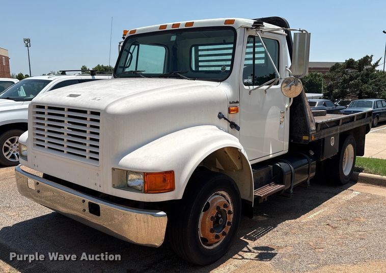 2002 International 4700 flatbed truck - EM2610