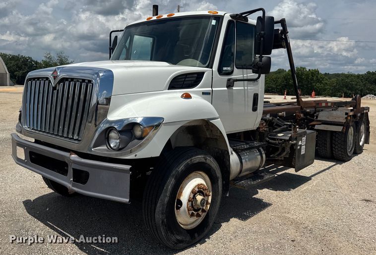 2010 International 7400 roll-off container truck - EN4565