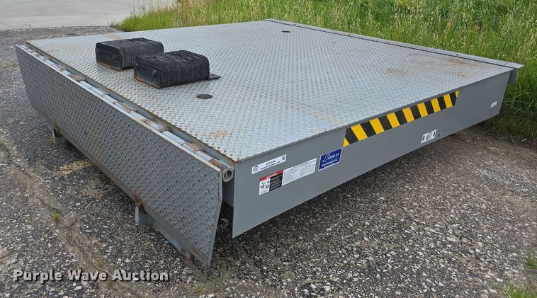 Serco Entromatic loading dock leveler - EO1074