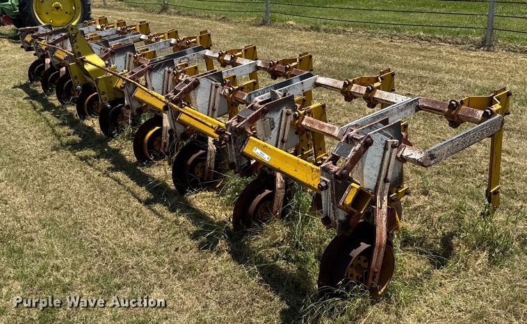 Row crop cultivator - ER2043