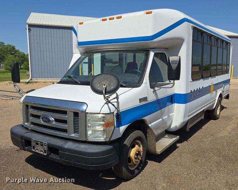 2010 Ford E450 Super Duty shuttle bus - ER5416