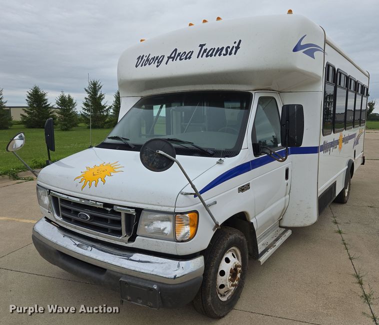 2003 Ford E450 Super Duty shuttle bus - ER5425