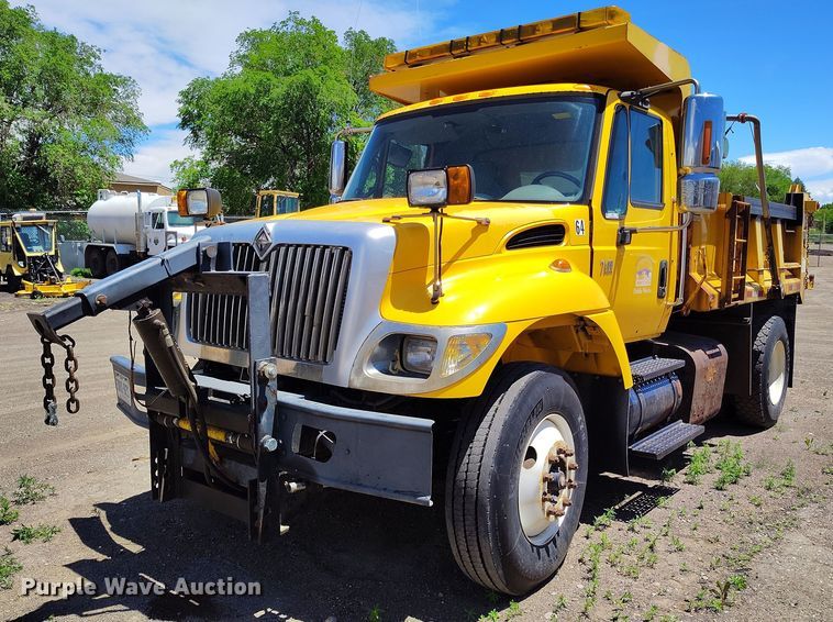 2005 International 7400 dump truck - IP9625