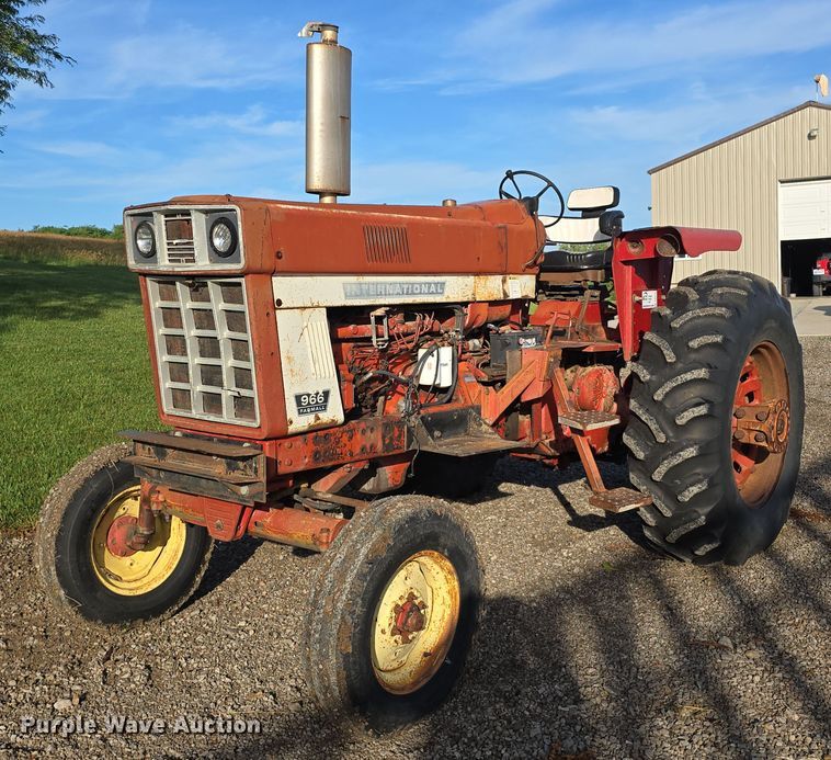 1974 International Farmall 966 tractor - DR3774