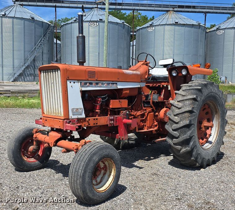 International Farmall F706  tractor - DR3776