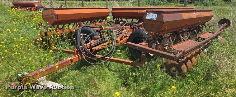 Crust Buster grain drill - DT7225