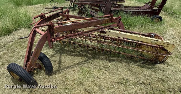 International Harvester hay rake - DX5619