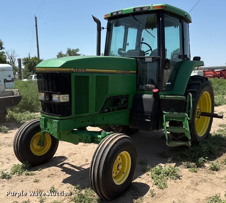 John Deere 7600 tractor - DZ8547