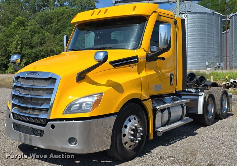 2021 Freightliner Cascadia 126 semi truck - DR3777