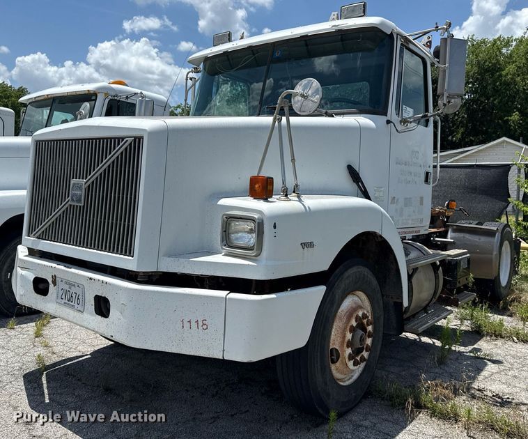 1996 Volvo WG semi truck - DS3765