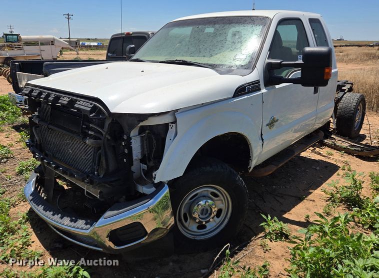 2011 Ford F350 Super Duty SuperCab pickup truck cab and chassis - DT4336