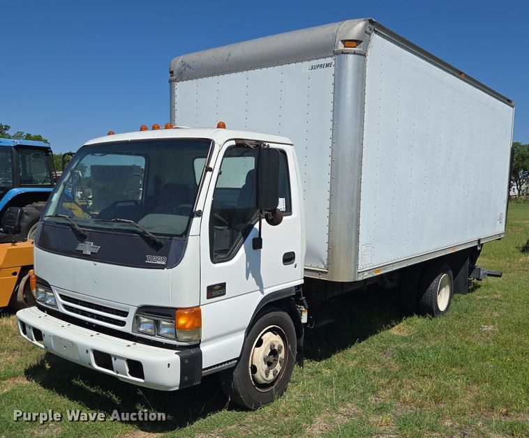 2004 Chevrolet W5500 box truck - DT4876