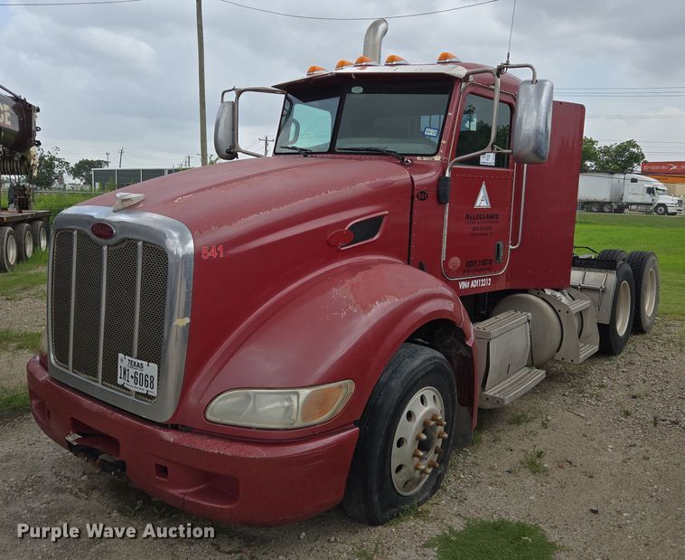 2010 Peterbilt 386 semi truck - DT4948