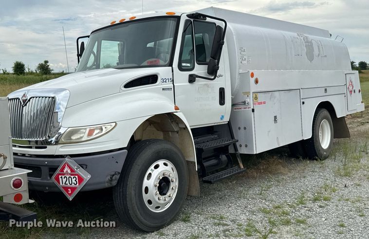 2011 International 4400 fuel truck - DU9229
