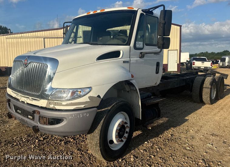 2011 International DuraStar 4400 truck cab and chassis - DV4215