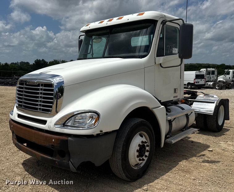 2009 Freightliner Columbia 120 semi truck - DV4227