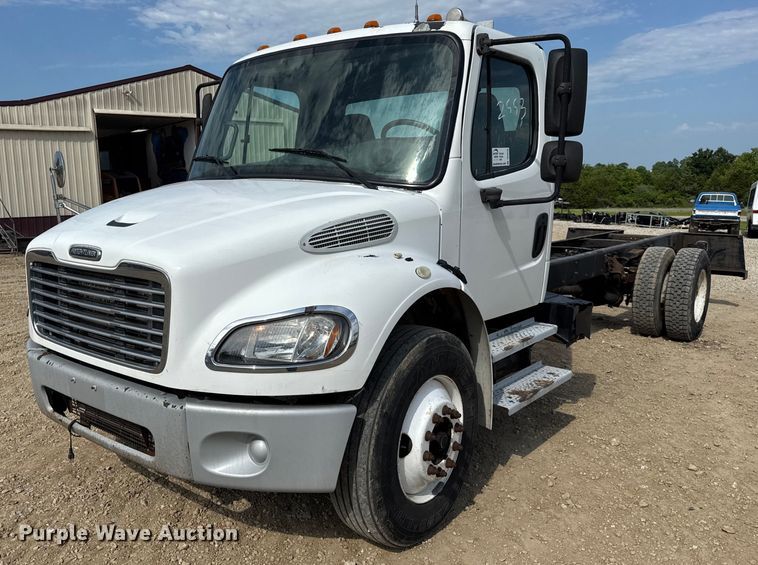 2004 Freightliner Business Class M2 106 truck cab and chassis - DV4228