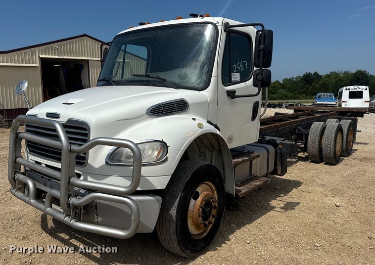 2013 Freightliner Business Class M2 106 truck cab and chassis - DV4235