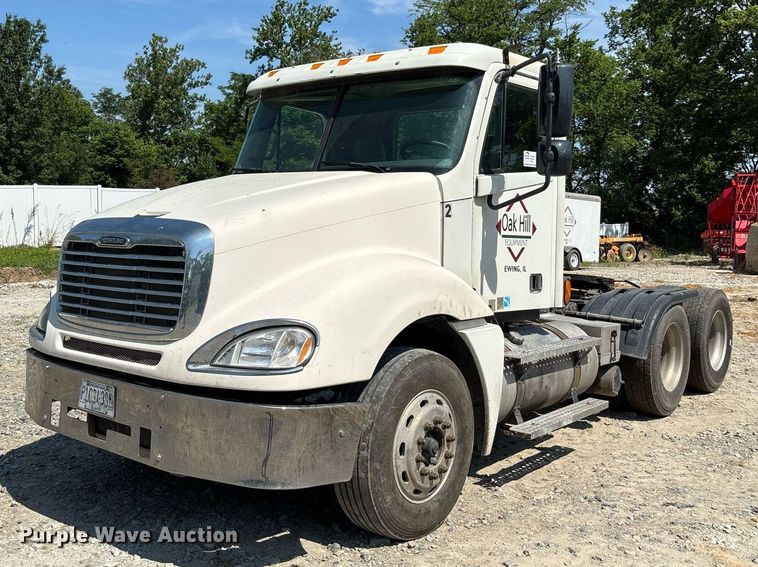 2006 Freightliner Columbia semi truck - DW7103