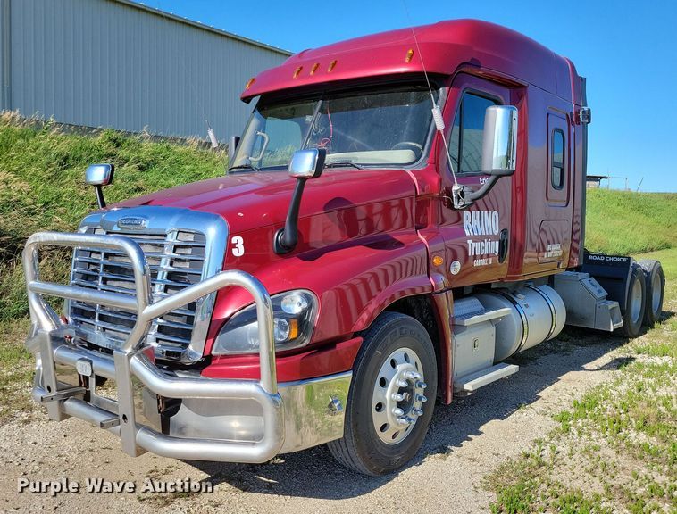 2016 Freightliner Cascadia semi truck - DX7117