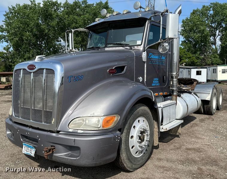 2009 Peterbilt 386 semi truck - EB2674