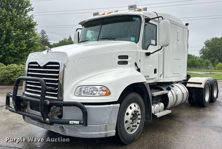 2015 Mack CXU613 semi truck - EB2700