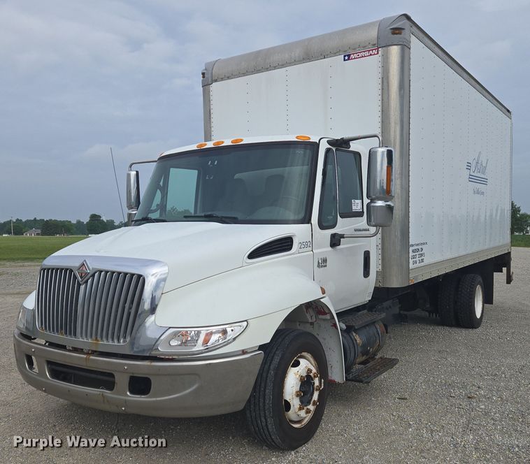 2003 International 4300 SBA box truck - EC4290