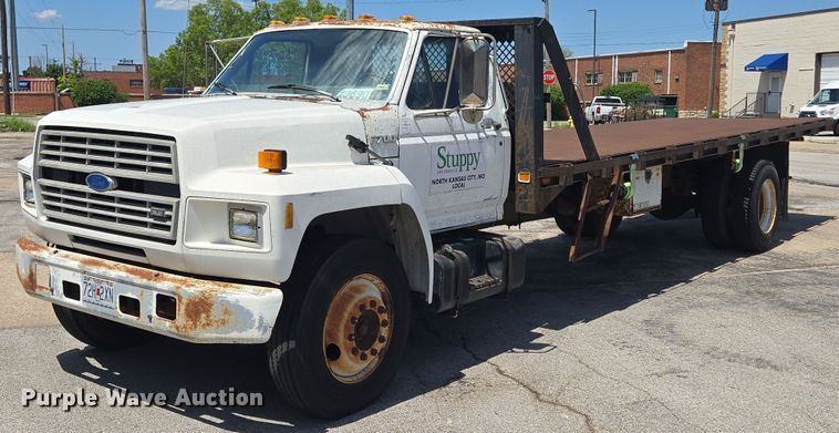 1993 Ford F700 flatbed truck - EF1572