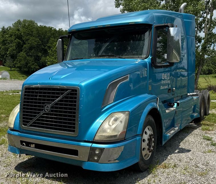 2013 Volvo  VNL semi truck - EF2091