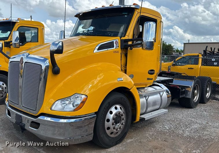 2022 Kenworth T680 semi truck - EJ4824