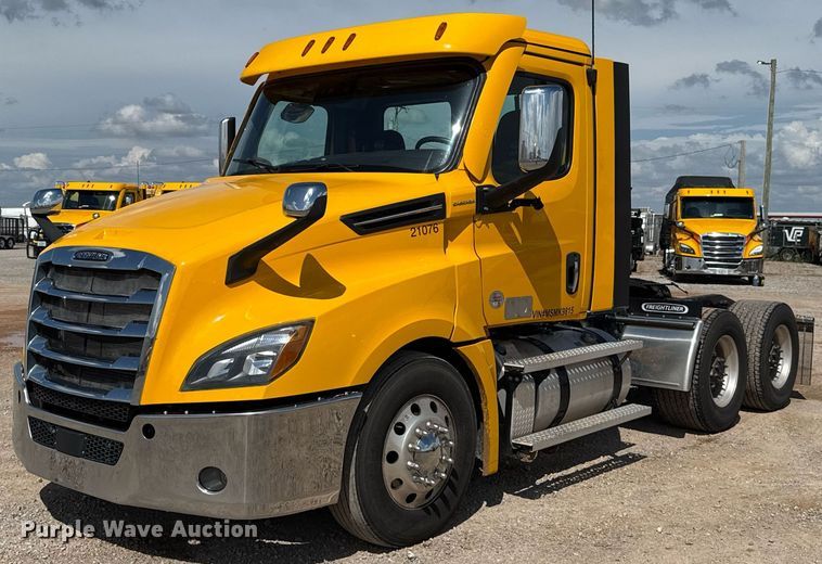 2021 Freightliner Cascadia 126 semi truck - EJ4825