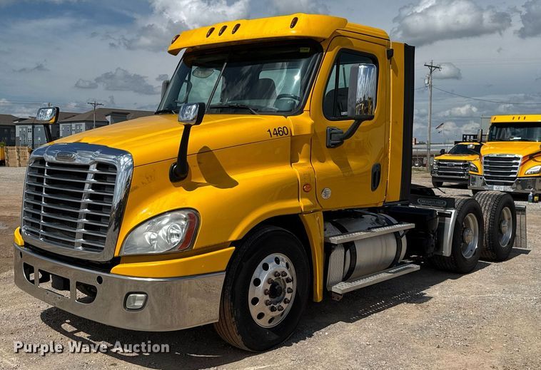 2017 Freightliner Cascadia 125 semi truck - EJ4826