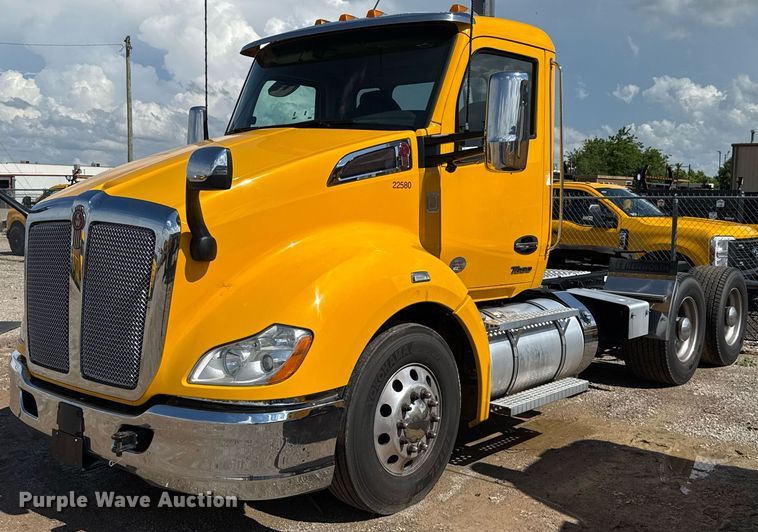 2022 Kenworth T680 semi truck - EJ4827