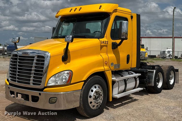 2018 Freightliner Cascadia 125 semi truck - EJ4828