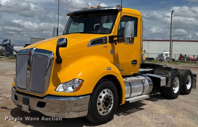 2021 Kenworth T680 semi truck - EJ4829