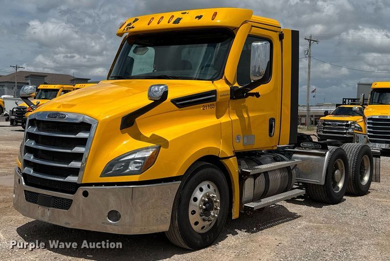 2021 Freightliner Cascadia 126 semi truck - EJ4832