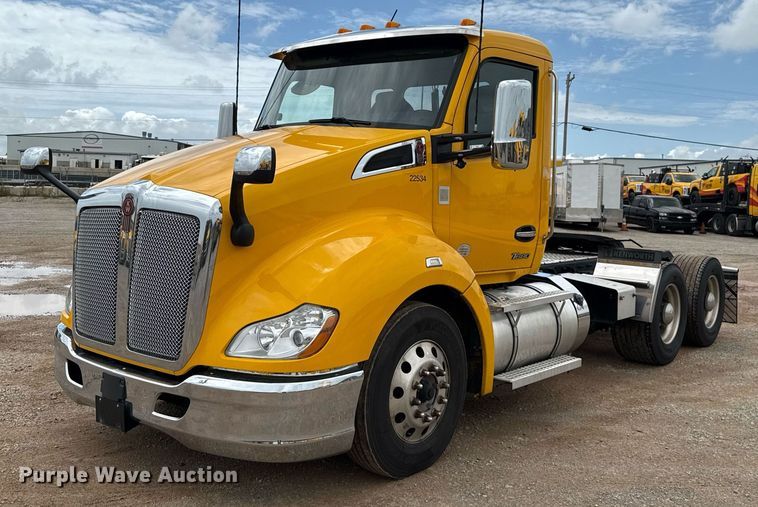 2022 Kenworth T680 semi truck - EJ4833