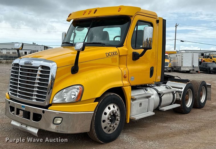 2013 Freightliner Cascadia 125 semi truck - EJ4836