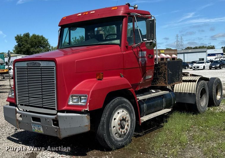 1988 Freightliner FLC112 semi truck - EM2095