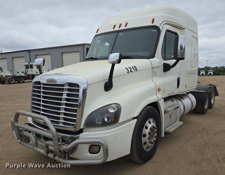 2015 Freightliner Cascadia 125 semi truck - ER5259