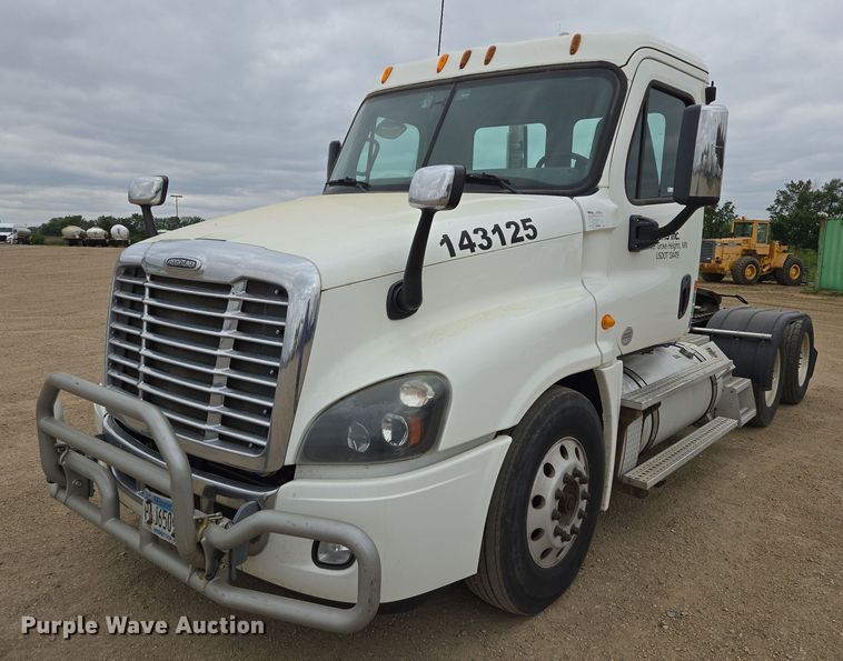 2014 Freightliner Cascadia 125 semi truck - ER5262