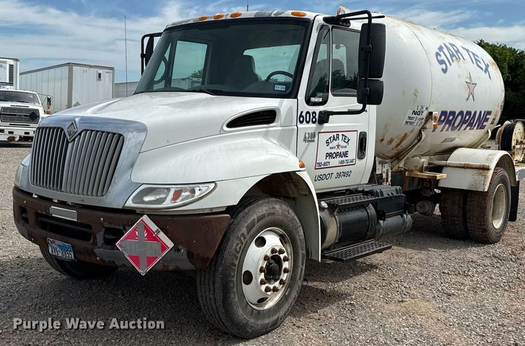 2003 International 4300 truck cab and chassis - HI9266