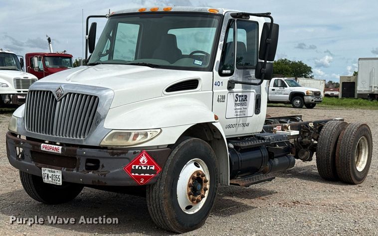 2002 International 4300 truck cab and chassis - HI9269