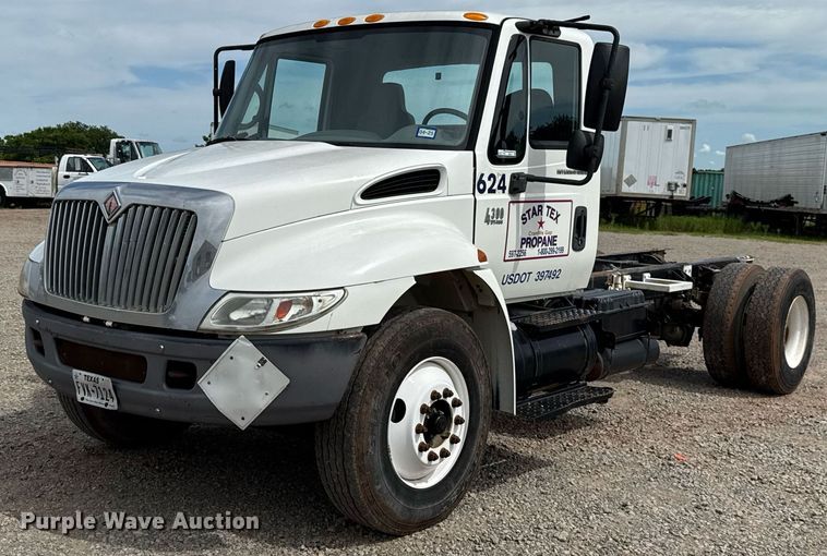 2002 International 4300 truck cab and chassis - HI9271