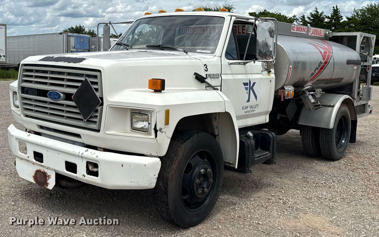 1989 Ford F600 fuel truck - HI9272