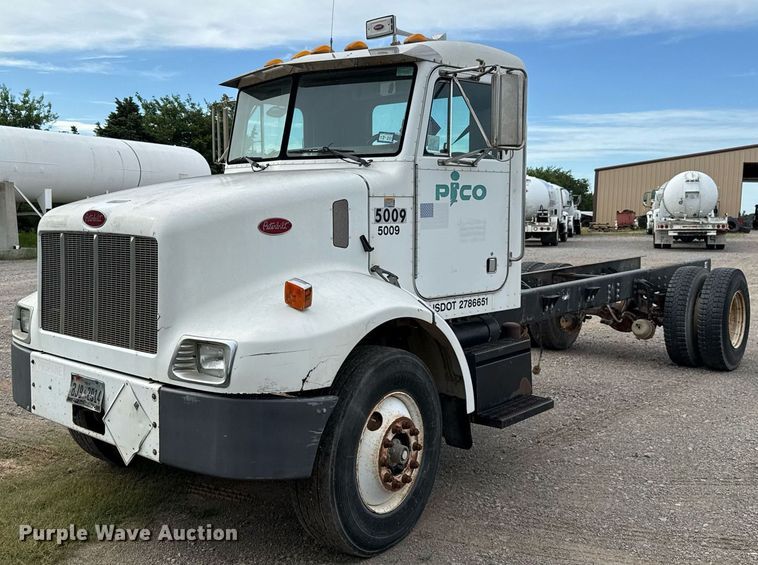 2004 Peterbilt 330 truck cab and chassis - HI9273
